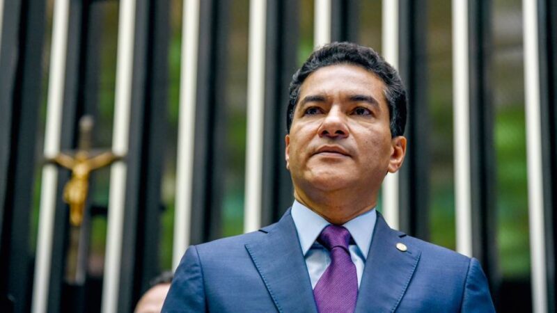 A estratégia de Marcos Pereira para lidar com as críticas do clã Bolsonaro ao Republicanos