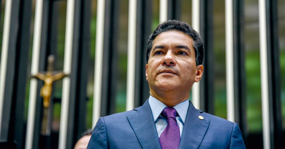 A estratégia de Marcos Pereira para lidar com as críticas do clã Bolsonaro ao Republicanos