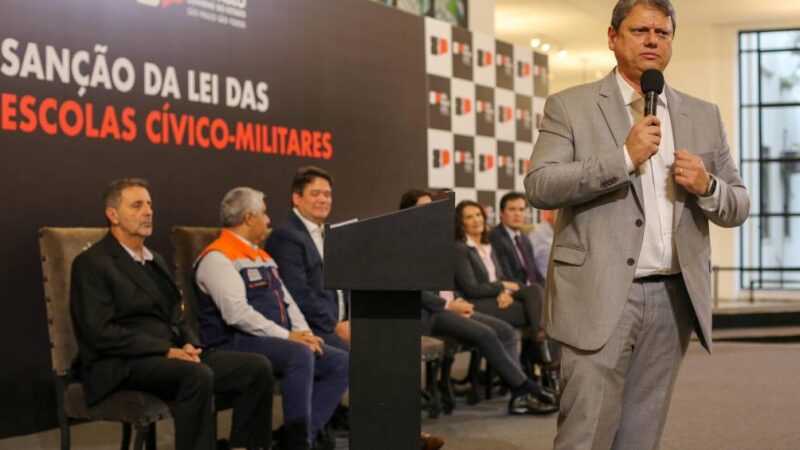 Escolas cívico-militares: Justiça de SP suspende regras e proíbe PMs em sala de aula