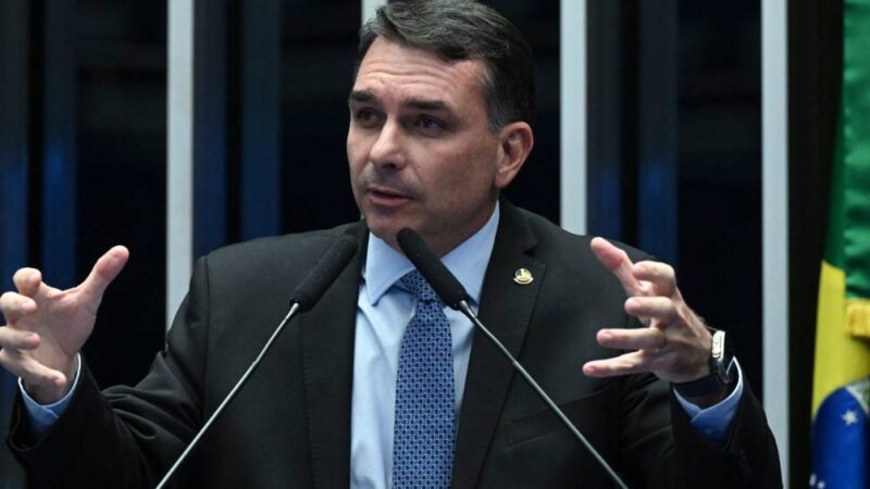Moraes rejeita flexibilizar horário para Flávio visitar Bolsonaro