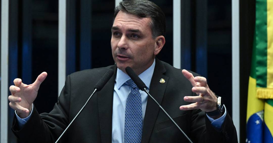Moraes rejeita flexibilizar horário para Flávio visitar Bolsonaro