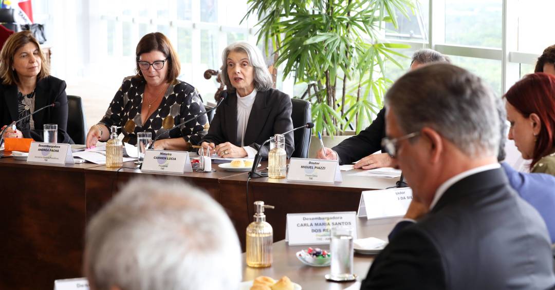 Cármen Lúcia apresenta regras de conduta a presidentes de TREs para as eleições