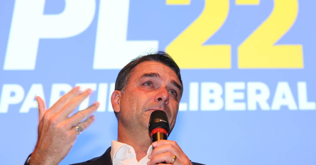 Flávio chora ao falar de Bolsonaro e minimiza atritos com Michelle e Nikolas