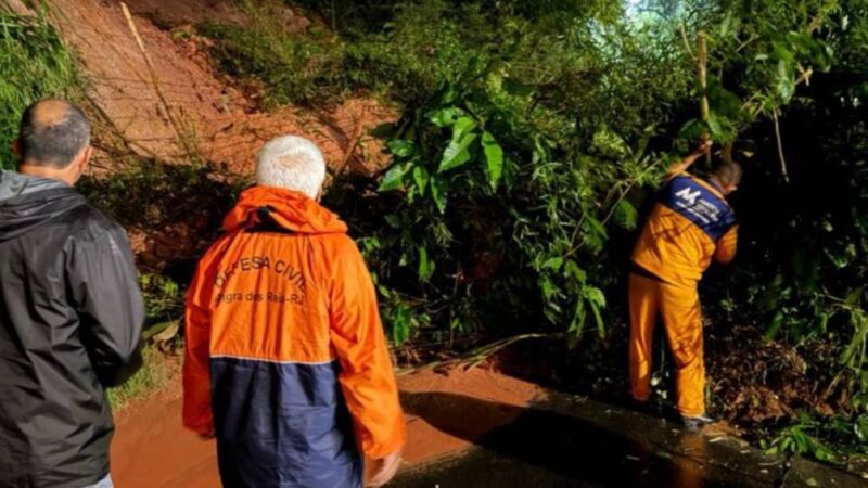 Homem morre e mais de 450 pessoas ficam desalojadas após temporal em Angra dos Reis