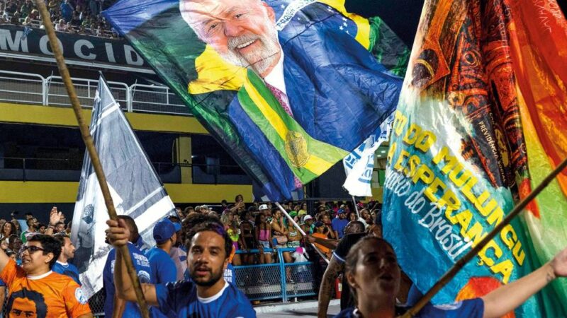 A sinuca de bico da Globo com desfile de Carnaval que homenageia Lula