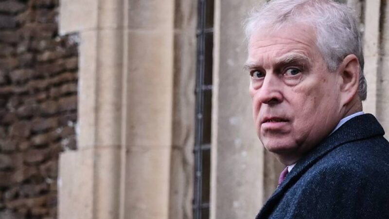 Ex-príncipe Andrew deixa delegacia após ser preso no Reino Unido