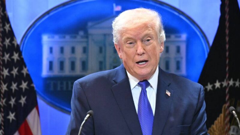 Trump assina ordem que impõe taxa global de 10% após Suprema Corte derrubar tarifaço