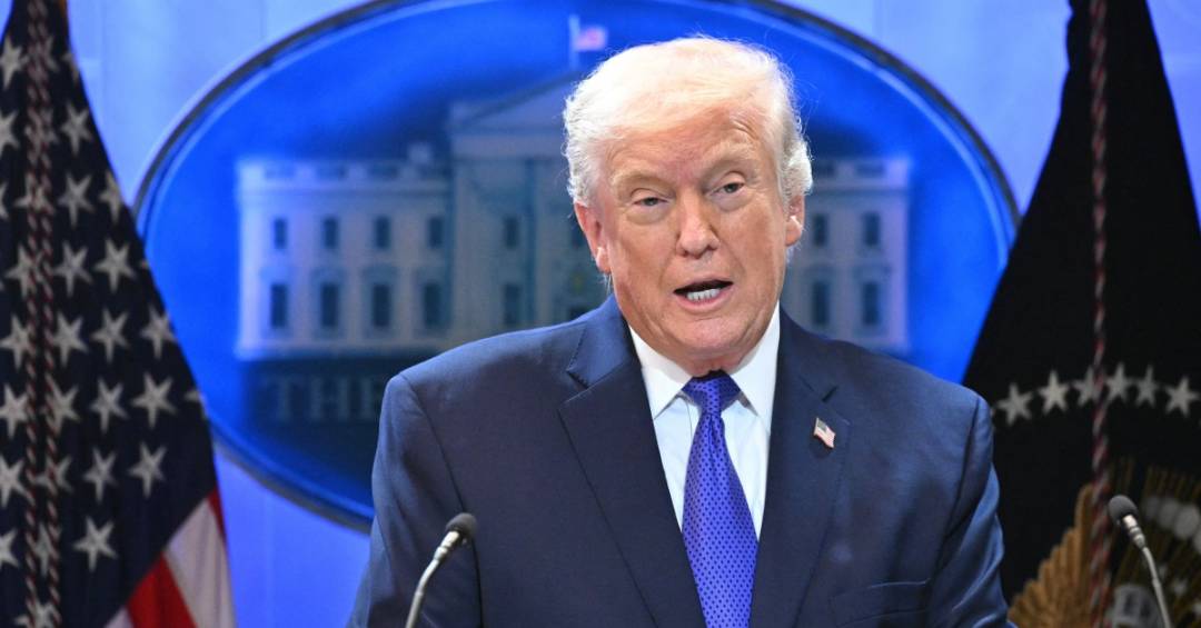 Trump assina ordem que impõe taxa global de 10% após Suprema Corte derrubar tarifaço