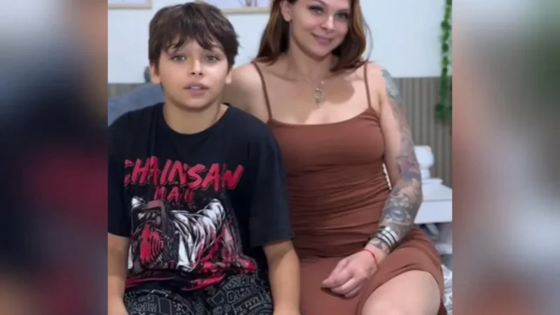 Adolescente defende mãe após bullying por ela “ser muito bonita”