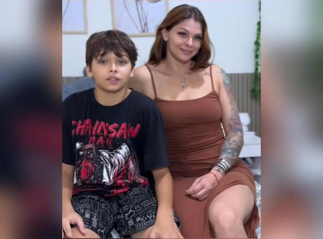 Adolescente defende mãe após bullying por ela “ser muito bonita”