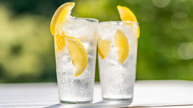 Água com gás faz bem para a saúde? Veja benefícios e riscos
