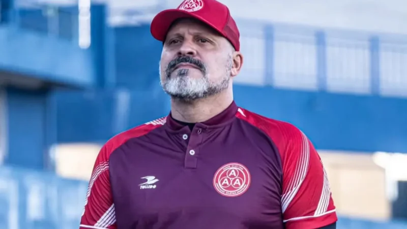 Anapolina SAF anuncia a saída do treinador Flávio Tanajura após derrota no clássico contra o Anápolis