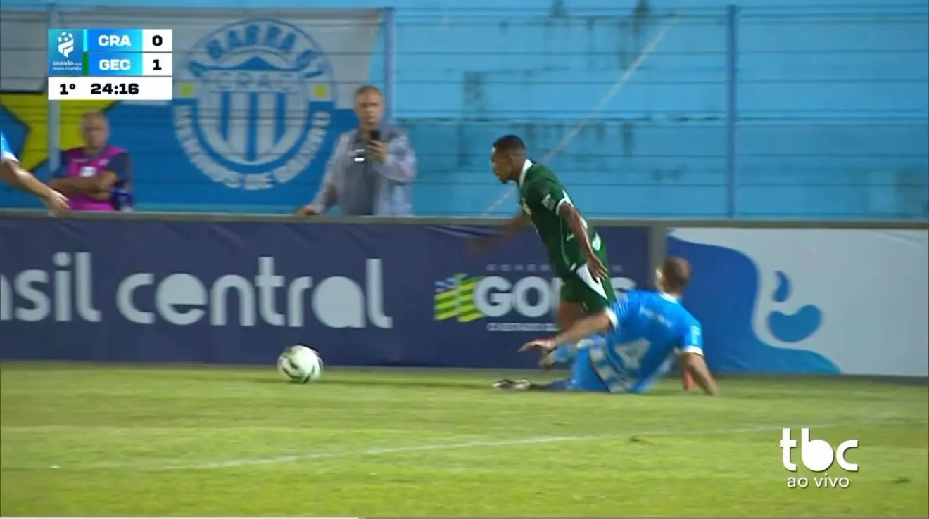 Após reclamações do Goiás, departamento de arbitragem se pronuncia: “Se ele não salta, fatalmente seria pênalti”