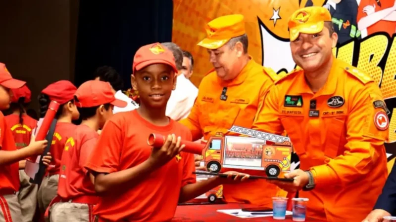 Bombeiro que sonhava com a farda na infância hoje é comandante e inspira crianças