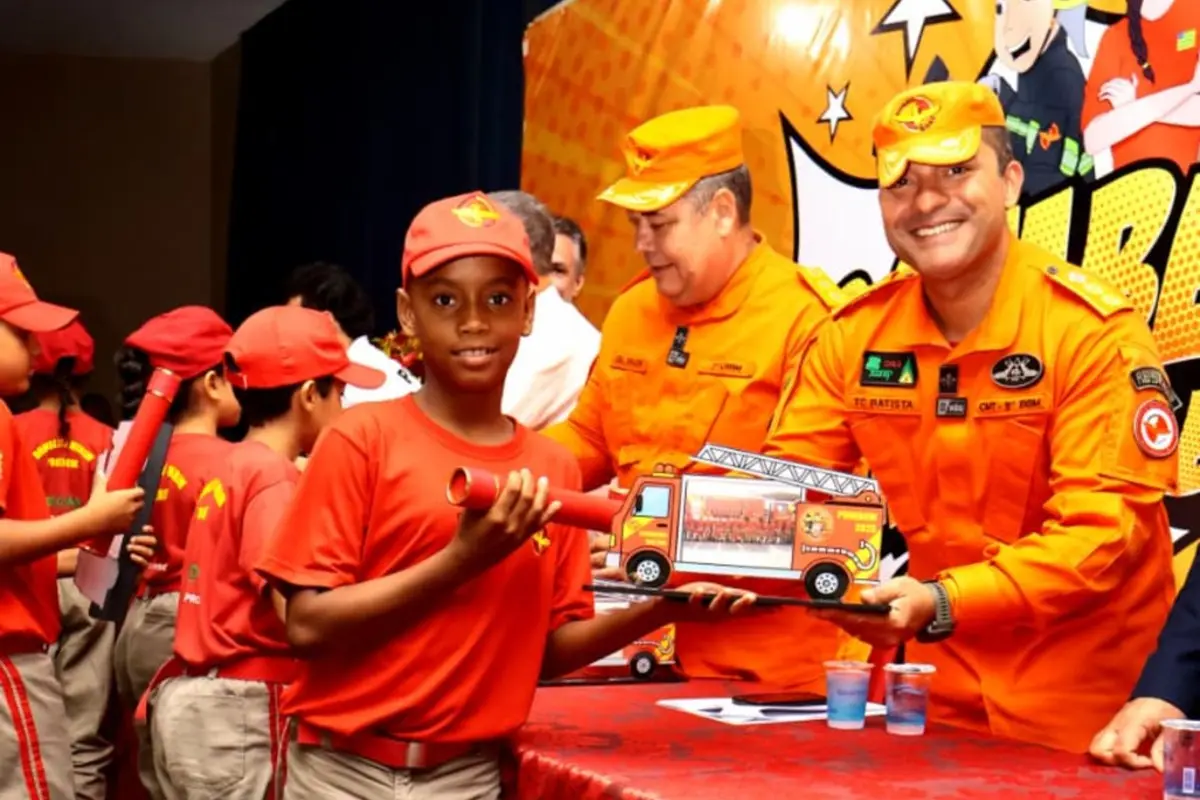 Bombeiro que sonhava com a farda na infância hoje é comandante e inspira crianças