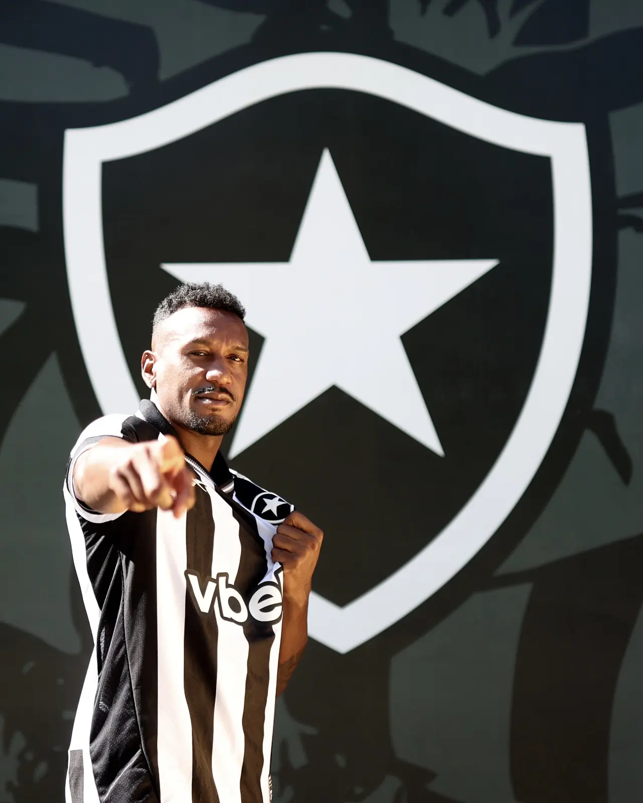 Botafogo anuncia contratação de Edenilson, ex-Grêmio
