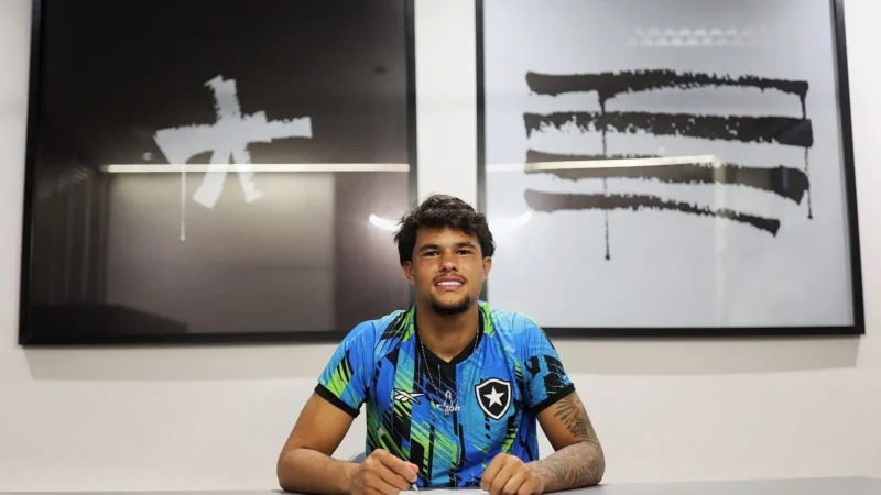 Bruno Samudio assina primeiro contrato profissional com o Botafogo
