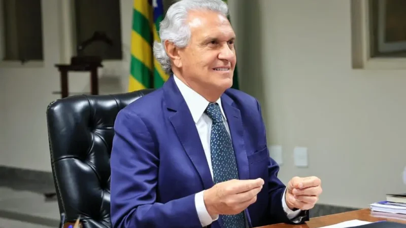 Caiado anuncia fim da taxa do agro em discurso na Assembleia