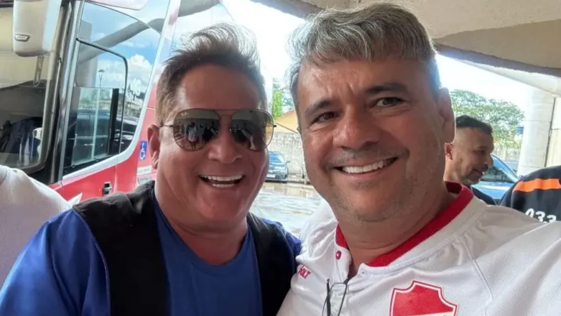 Cantor Leonardo assiste partida entre Vila Nova e Jataiense em camarote do Colorado