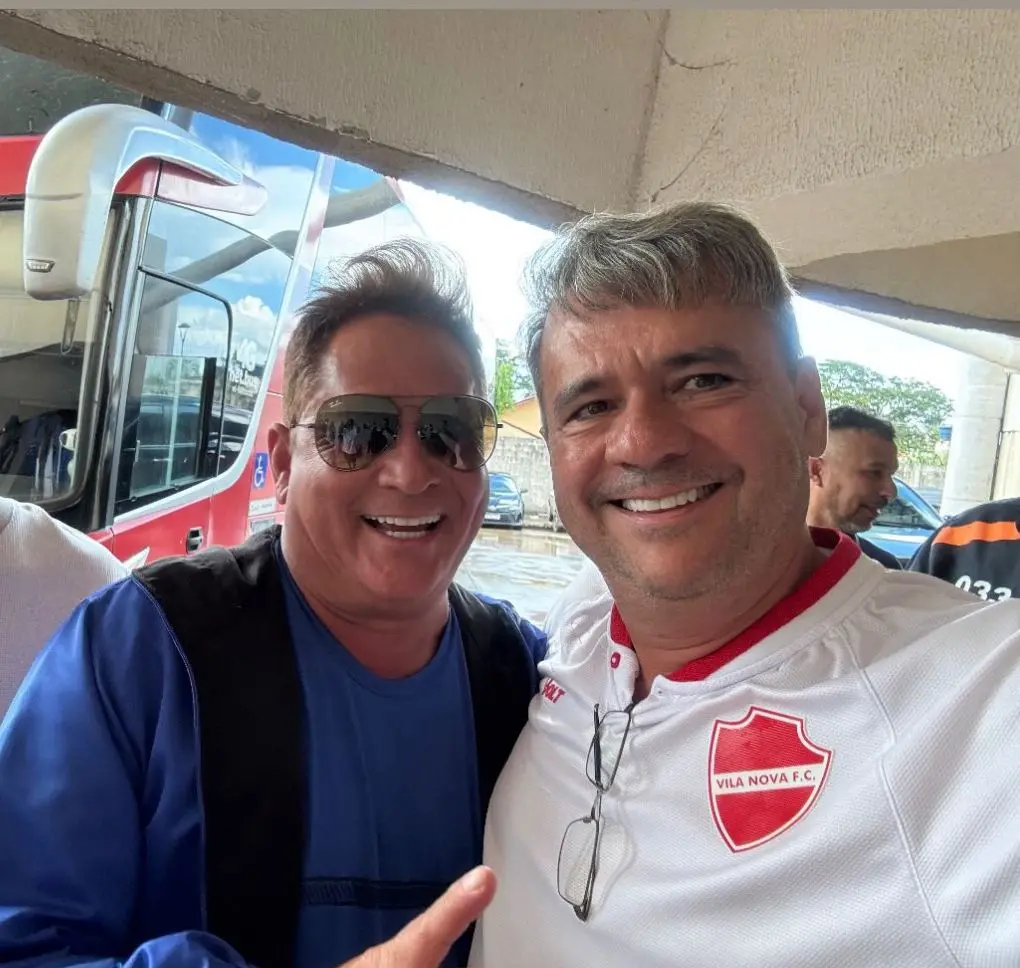 Cantor Leonardo assiste partida entre Vila Nova e Jataiense em camarote do Colorado