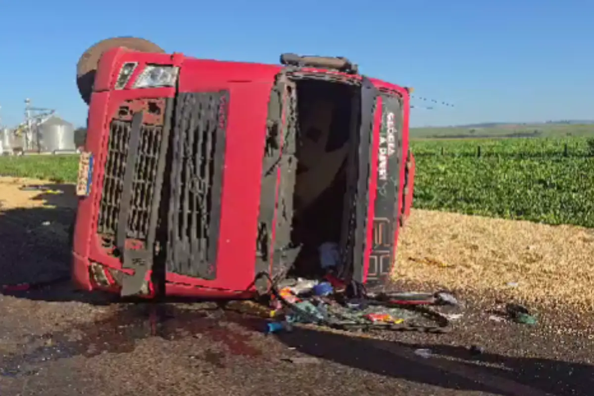 Carreta de soja tomba sobre carro e mata motorista na BR-452, em Santa Helena