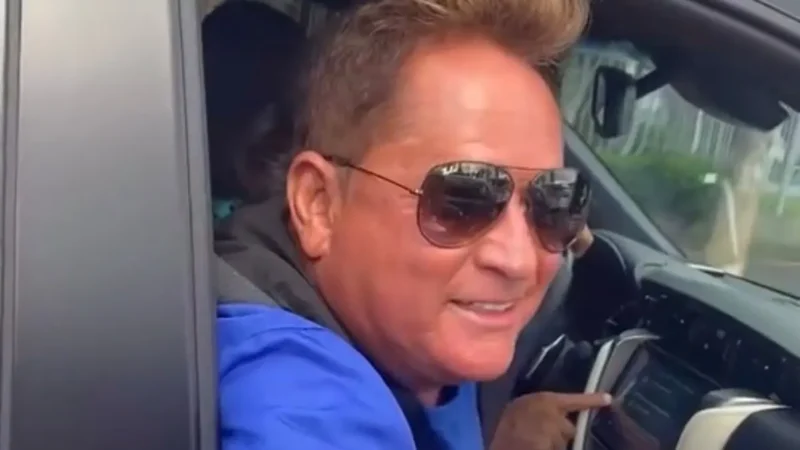 Casal vilanovense tem encontro inusitado com o cantor Leonardo antes de Vila Nova e Jataiense