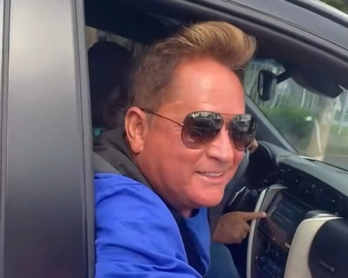 Casal vilanovense tem encontro inusitado com o cantor Leonardo antes de Vila Nova e Jataiense