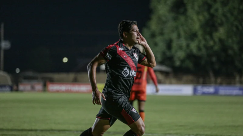 Com dois gols de Guilherme Marques, Atlético derrota a Abecat e abre vantagem por vaga na semi