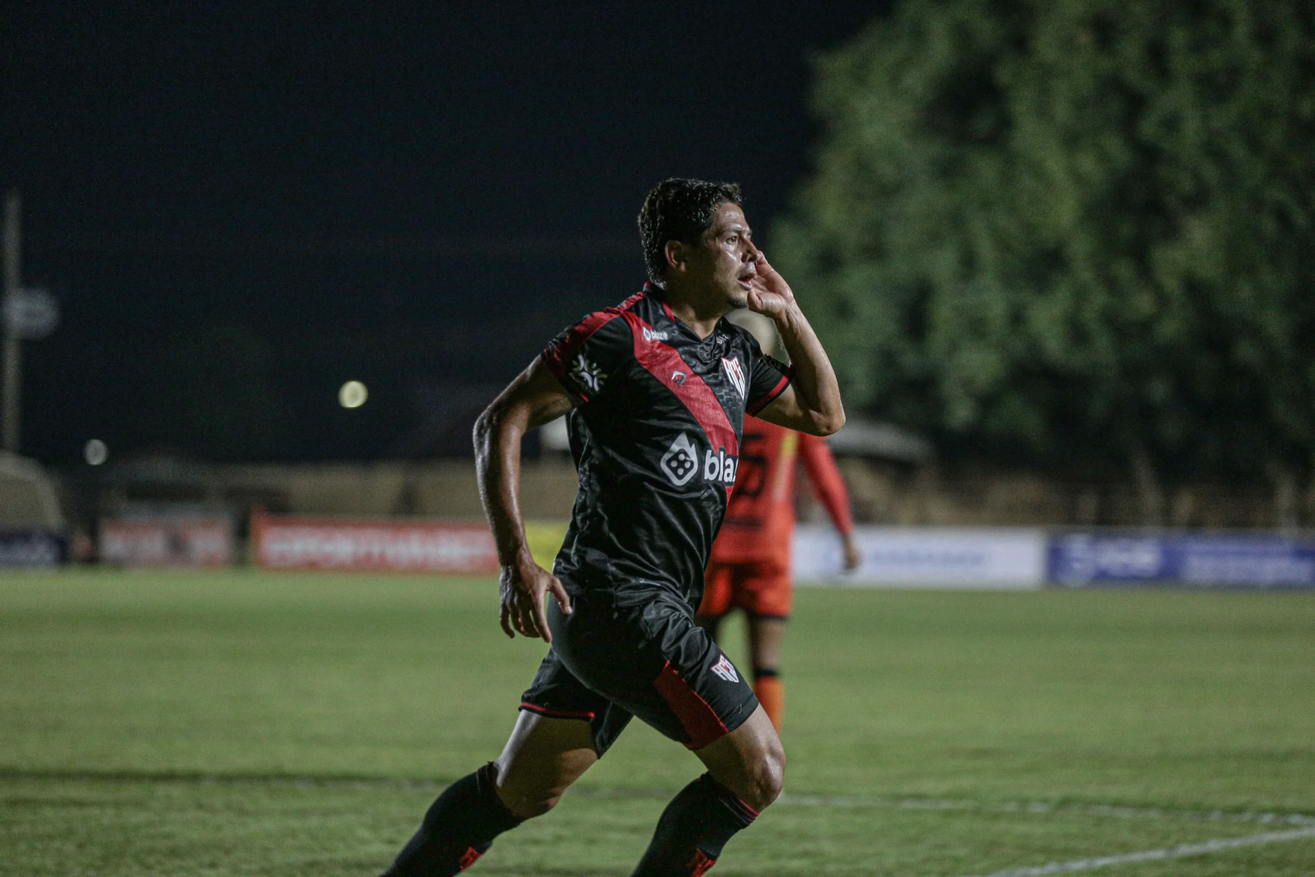 Com dois gols de Guilherme Marques, Atlético derrota a Abecat e abre vantagem por vaga na semi