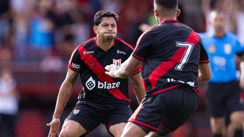 Com dois gols de cabeça, Atlético derrota o Vila Nova e abre vantagem por vaga na grande final