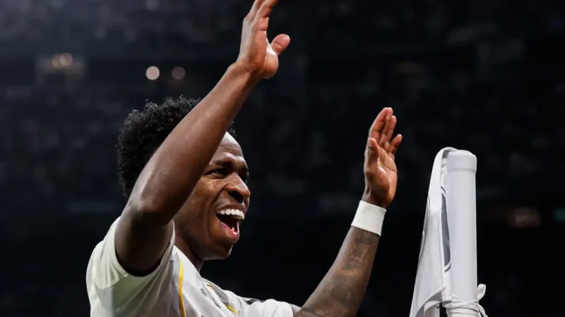 Com gol de Vini Jr, Real Madrid supera Benfica nos playoffs e avança às oitavas de final da Champions League