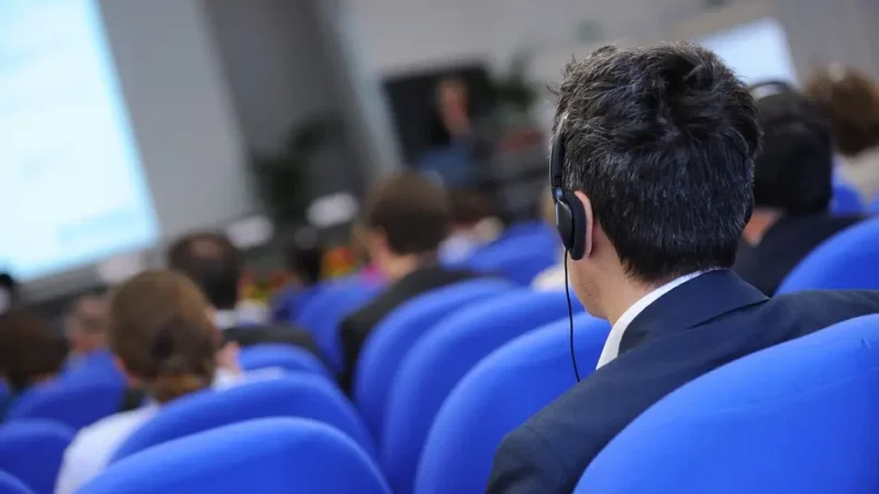 Curso oferece 200 vagas para capacitar profissionais no uso de tradução simultânea durante o MotoGP em Goiânia