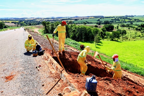 Daniel Vilela vistoria obras na GO-050 em Palmeiras de Goiás
