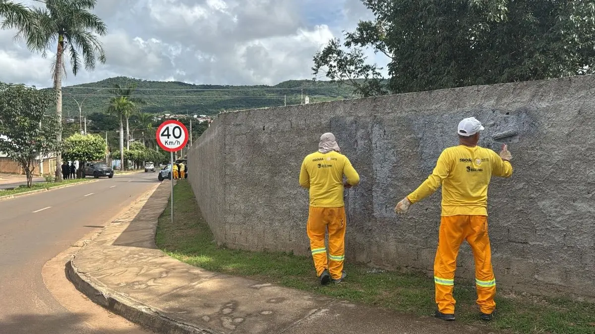 Detentos limpam muros com pichações de facções criminosas em Niquelândia