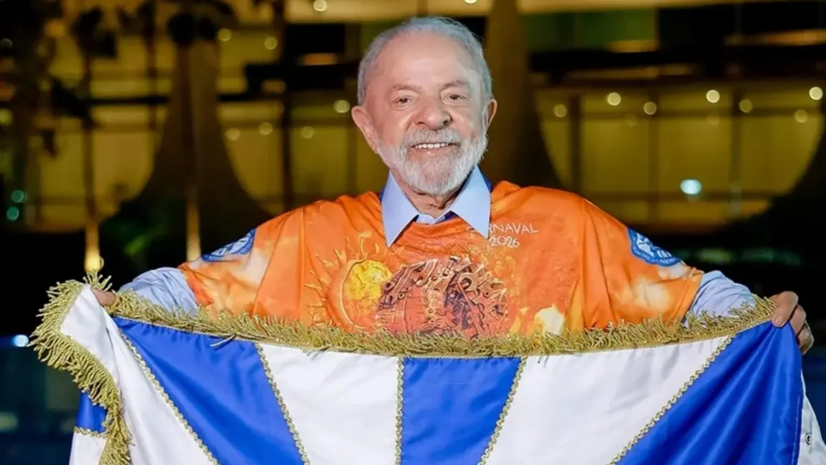 Dirigente de escola de samba pró-Lula foi recebido no Planalto meses antes do desfile
