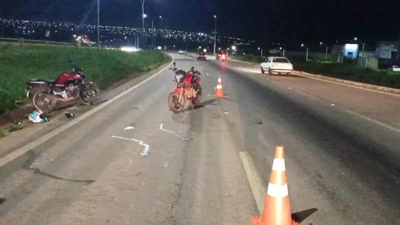 Duas pessoas ficam feridas após colisão entre motos na BR-153, em Anápolis