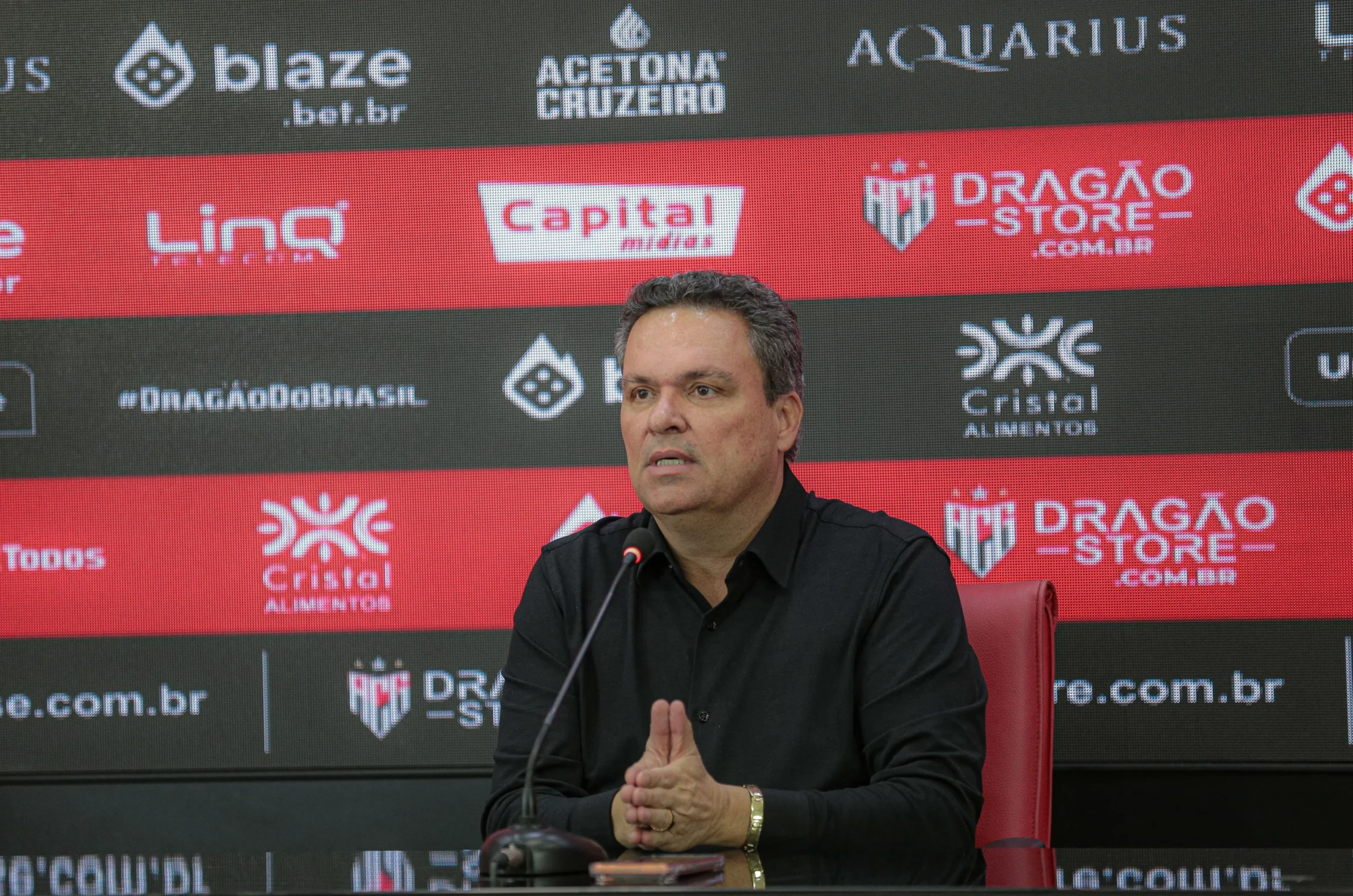 “Elenco de R$ 2 milhões tem que jogar”