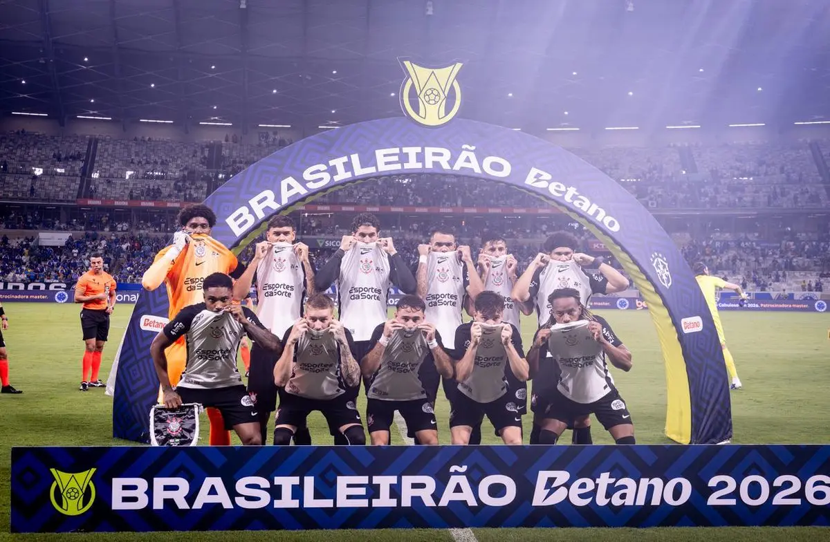 Em apoio a Hugo Souza, jogadores do Corinthians fazem manifestação antirracista