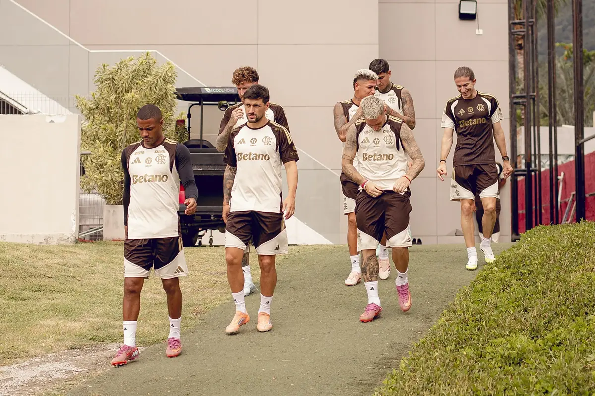 Em semana de cobranças por desempenho no Flamengo, jogadores se reúnem a portas fechadas para fazer autocrítica