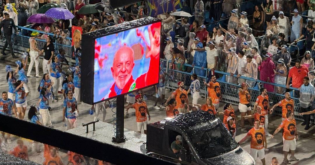 A mudança de tom no desfile de Lula na Sapucaí: menos Bolsonaro, mais homenagem