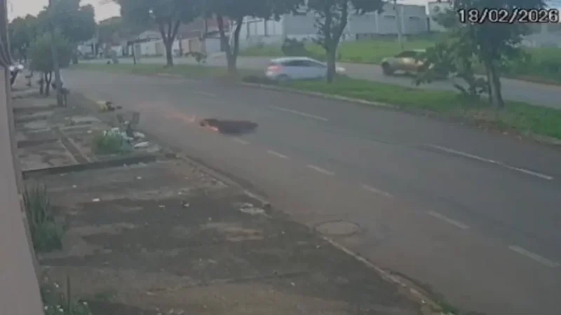 Entregador por aplicativo é arremessado após ser atingido por carro no Parque das Flores, em Goiânia