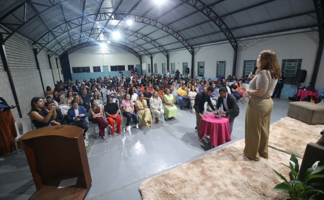 Fátima Gavioli emociona estudantes com trajetória de vida