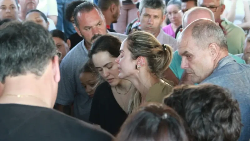 Fotos do enterro da criança morta pelo pai em Itumbiara