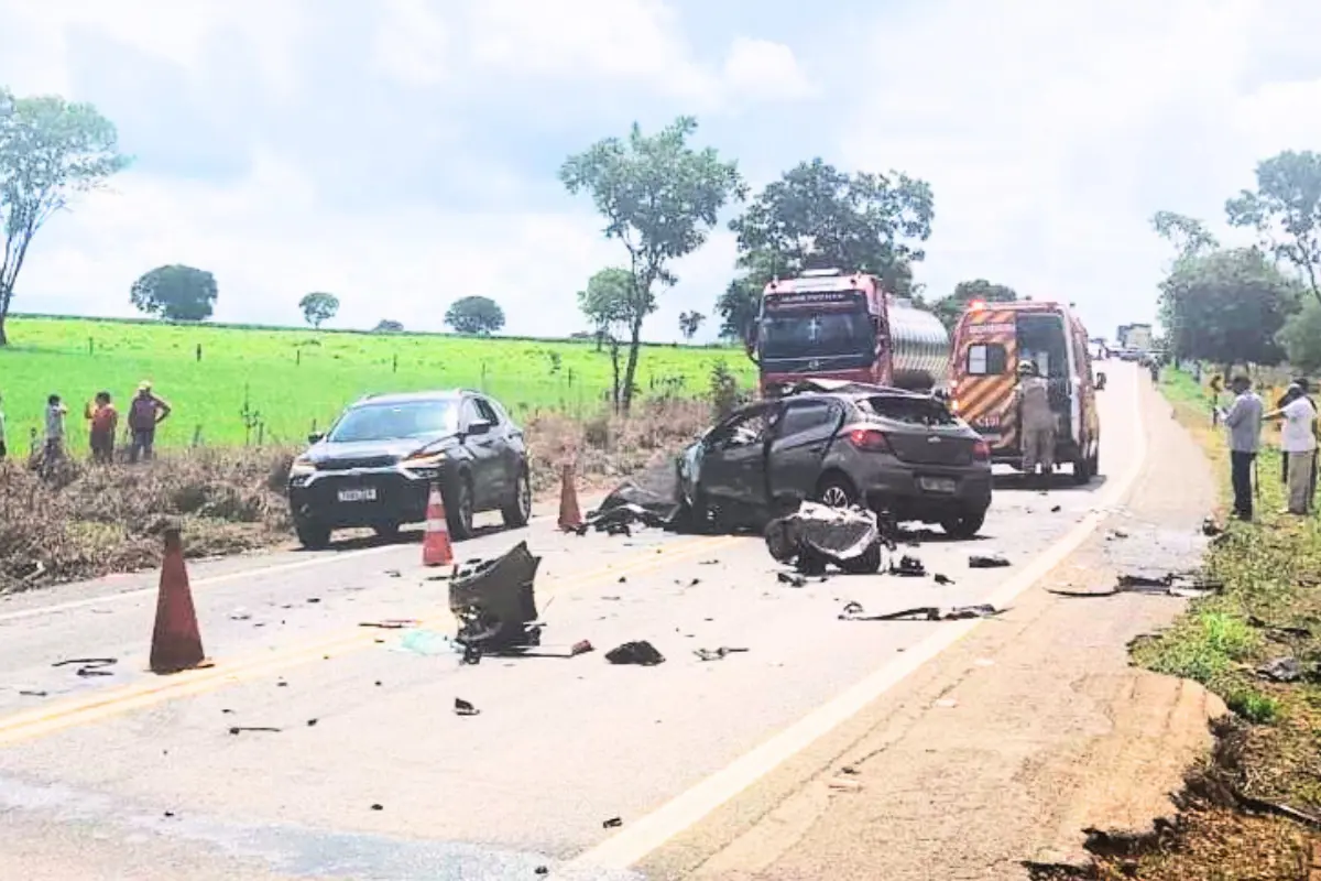 Fotos: duas pessoas morrem em acidente com quatro veículos na GO-020, em Bela Vista
