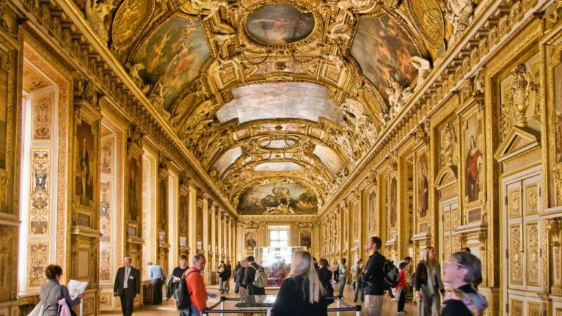 Quase 200 reais para entrar no Louvre? É mais uma obra de Macron