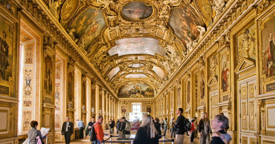 Quase 200 reais para entrar no Louvre? É mais uma obra de Macron