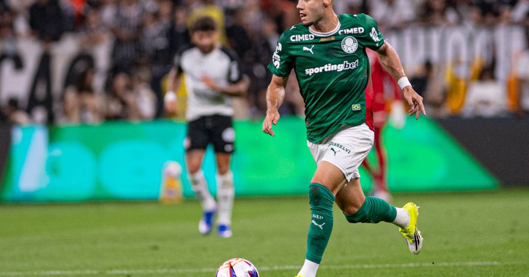 A malandragem de Andreas Pereira antes da cobrança pênalti de Memphis Depay