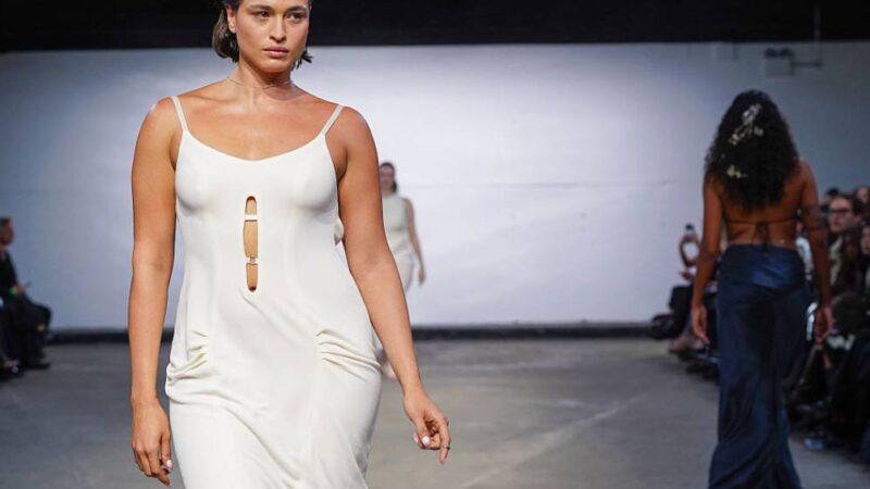 Na contramão do mundo, Londres devolve as curvas à moda