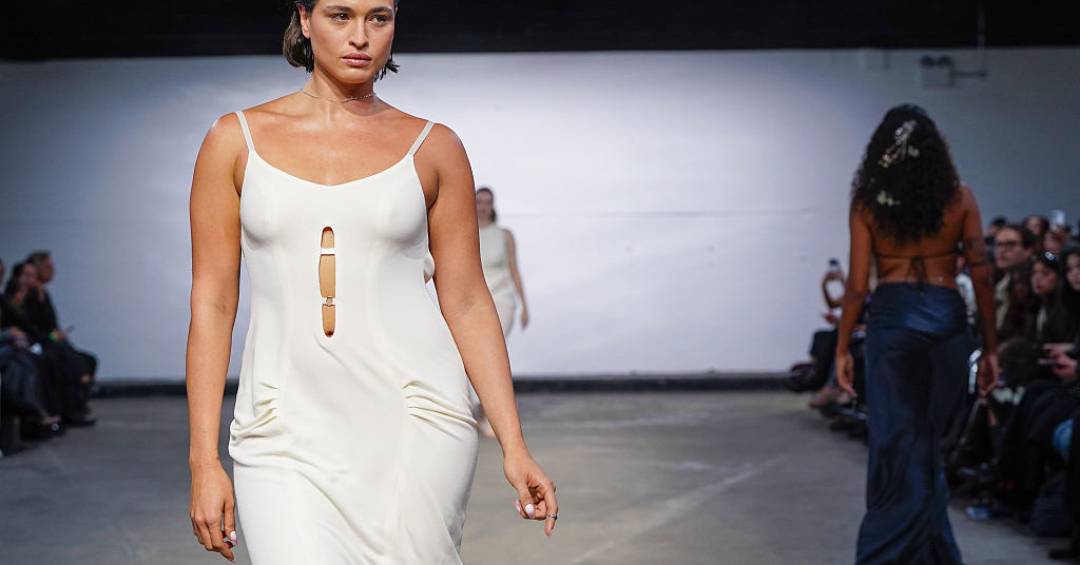 Na contramão do mundo, Londres devolve as curvas à moda