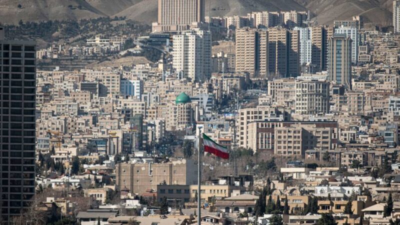 Vídeo mostra cratera e destroços em Teerã após ataque de EUA e Israel